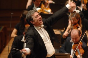 Gábor Hollerung, Dirigent. Er leitet das Dohnányi Orchester Budafok und die Budapester Akademische Chorgemeinschaft. Initiator des 1. Budapester Internationalen Chorwettbewerbs, Künstlerischer Direktor der internationalen Chorwettbewerbe von INTERKULTUR und des Zemplén Festivals.