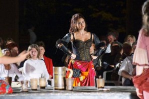 Gábor Hollerung und das Dohnányi Orchester führte unter Mitwirkung  von Lúcia Megyesi-Schwartz, Péter Kálmán sowie der Budapester Akademischen Chorgemeinschaft Bizet’s Carmen auf. Das 2. Konzert der Reihe "Verstehbare Musik" vermittelt den Konzertbesuchern ein detailiertes Bild über das Werk.