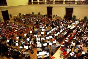 Állami gondozott gyermekeknek adott filmzenés ajándékkoncertet a Budafoki Dohnányi Zenekar. A nagysikerű, december 5-i Cinemusic koncertet megelőző délelőtt olyan, a legfiatalabbak számára is közismert dallamok csendültek fel mint a Harry Potter, a Csillagok háborúja, a Karib-tenger kalózai vagy a Shrek zenéje.